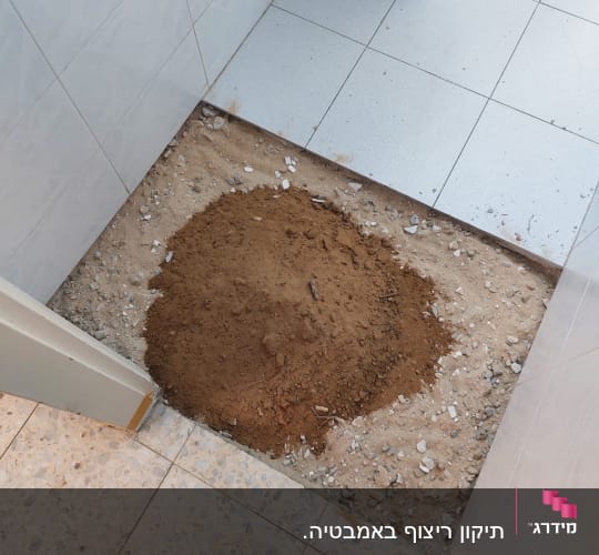 רצפה פתוחה עם חול ועבודות שיפוץ